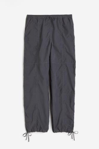 H&M Fallschirmhose aus Nylon Dunkelgrau, Chinohosen in Größe XS. Farbe...