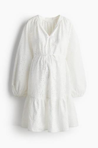 H&M MAMA Kleid mit Broderie Anglaise Weiß, Kleider in Größe XXL. Farbe...