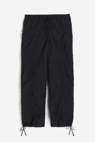 H&M Fallschirmhose aus Nylon Schwarz, Chinohosen in Größe XS. Farbe: B...