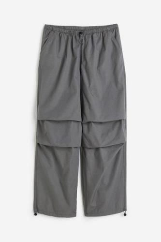 H&M Fallschirmhose Dunkelgrau, Chinohosen in Größe M. Farbe: Dark grey