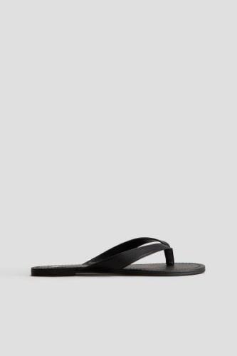 H&M Zehensandalen Schwarz in Größe 34. Farbe: Black