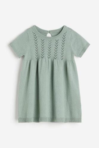 H&M Strickkleid aus Baumwolle Mattgrün, Kleider in Größe 68. Farbe: Du...