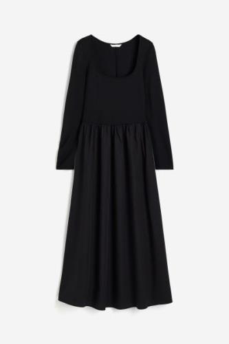 H&M Kleid mit ausgestelltem Rockteil Schwarz, Alltagskleider in Größe ...