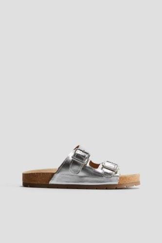 H&M Sandalen mit zwei Riemen Silberfarben in Größe 34. Farbe: Silver-c...
