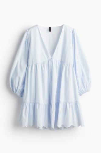 H&M Kleid mit Ballonärmeln und Broderie Anglaise Hellblau/Gestreift, A...