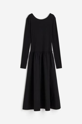 H&M Kleid mit ausgestelltem Rock Schwarz, Alltagskleider in Größe M. F...