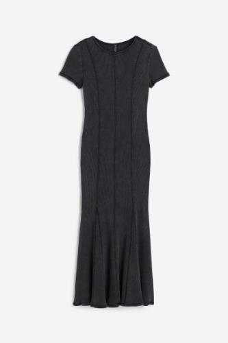 H&M Kleid mit ausgestelltem Rock und Flatlocknähten Schwarz/Washed, Al...