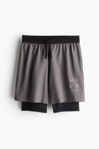 H&M DryMove ™ 2-in-1 Sportshorts Grau/Schwarz in Größe 122/128. Farbe:...