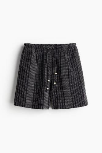 H&M Bundfaltenshorts Schwarz/Nadelstreifen in Größe XXL. Farbe: Black/...