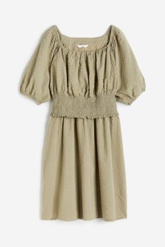 H&M MAMA Stillkleid mit gesmokter Passe Helles Khakigrün, Kleider in G...