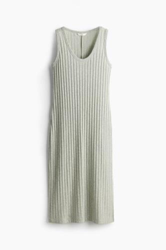 H&M Geripptes Strickkleid Blassgrünmeliert, Alltagskleider in Größe L....