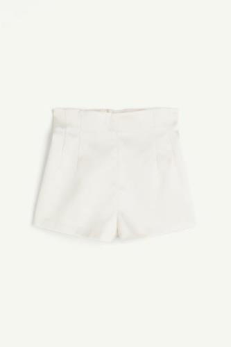 H&M Minishorts aus glänzendem Twill Cremefarben in Größe 44. Farbe: Cr...