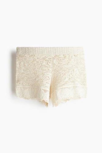 H&M Mini-Shorts aus Pointellestrick mit Spitzenborten Hellbeige in Grö...