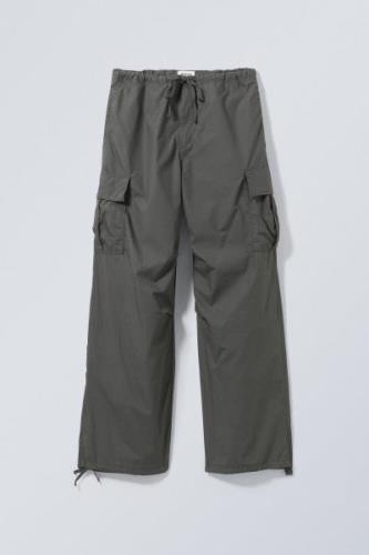 Weekday Fallschirmhose Mats im Baggy-Stil Dunkelgrau, Chinohosen in Gr...